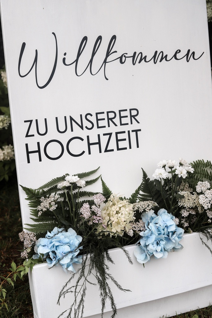 Willkommensschild Blumenbeet